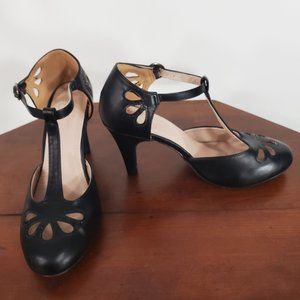 Vintage 20s Style Black T-Strap Heels - very gently used - size 7